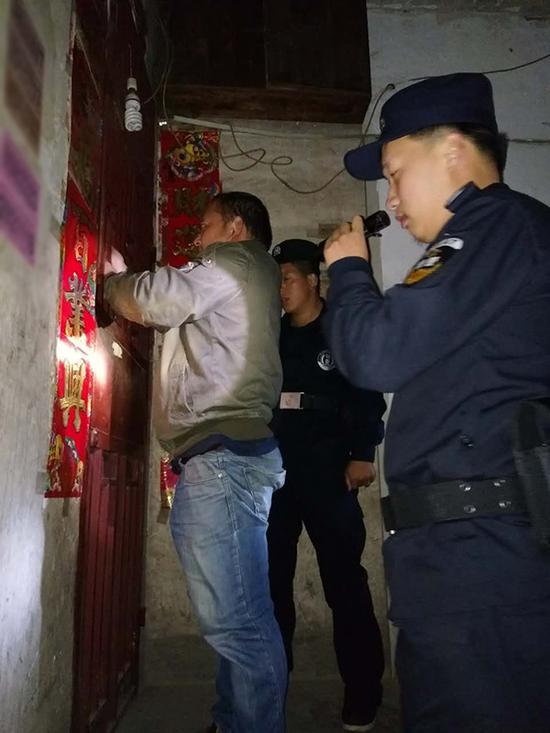 乐旺镇粗心妈妈误将幼女锁家中 
