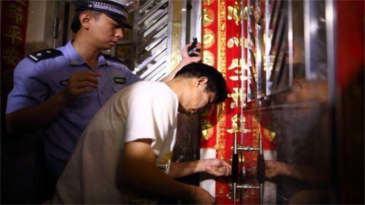 乐旺镇请开锁师傅开了锁后，师傅